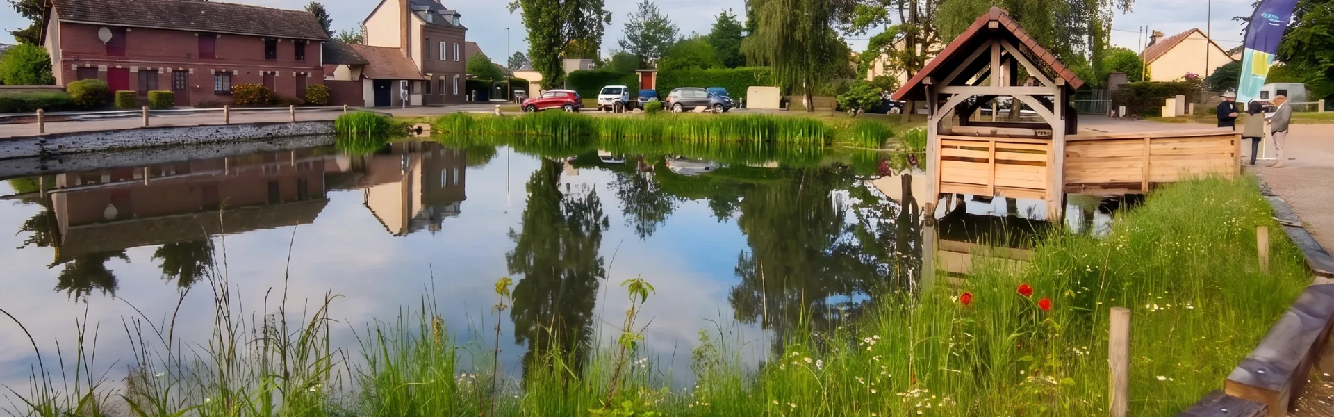 Le centre-village de Vraiville, sa mare et son lavoir traditionnel normand